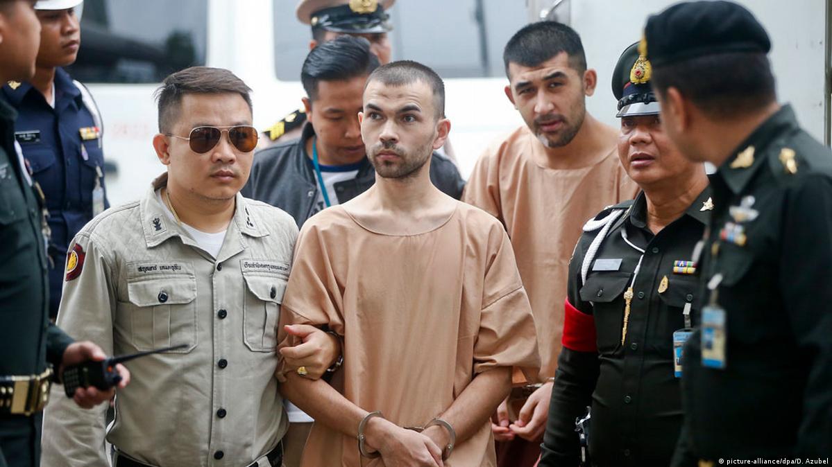 泰国警方将两名维吾尔被告押送法庭