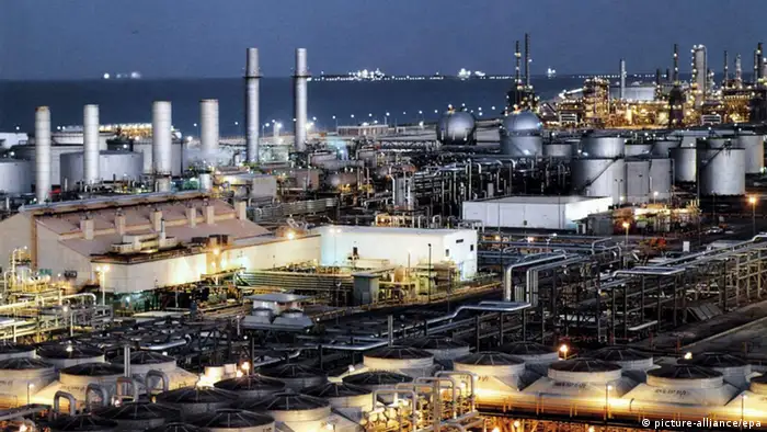 Saudi Arabien Ölraffinerie bei Dhahran (picture-alliance/epa)