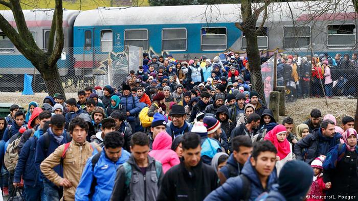 Hunderte Flüchtlinge drängen von Slowenien aus Richtung Österreich - hier kurz vor dem Grenzübergang Spielfeld (Archivfoto: rtr)