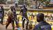 mit Schnellfeuergewehr bewaffnete Polizisten in Kampala Foto: picture-alliance/AP Photo/B. Curtis mit Schnellfeuergewehr bewaffnete Polizisten in Kampala Foto: picture-alliance/AP Photo/B. Curtis
