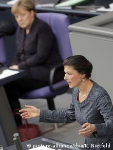 Deutschland Bundestag - Sahra Wagenknecht, Hintergrund Merkel
