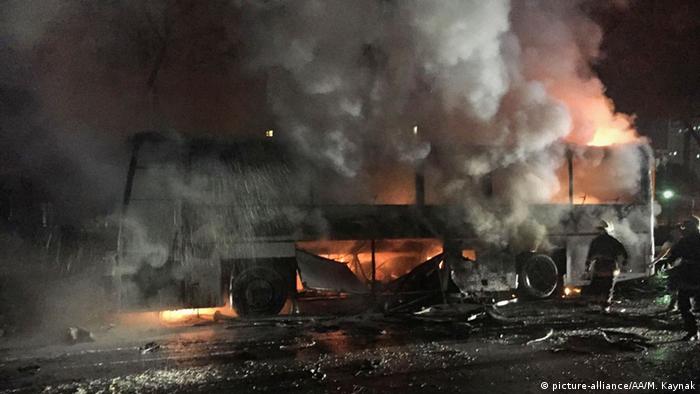 Türkei Anschlag in Ankara brennender Bus
