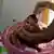 Mutter in Brasilien wäscht an Mikrozephalie erkranktes Baby (Foto: Reuters)