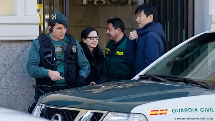 Spanien Madrid Guardia Civil Beamte und Asiate vor Chinesische Bank-Filiale