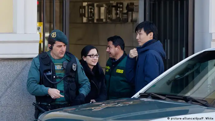 Spanien Madrid Polizei und Asiate vor Chinesischer Bank