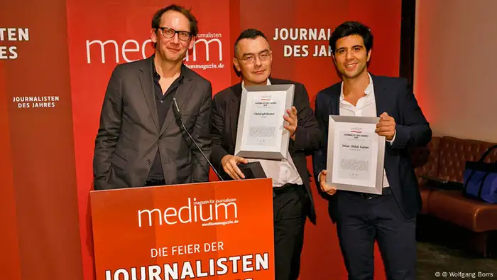Jaafar Abdul Karim (r.) bei „Journalist des Jahres“ geehrt: mit Spiegel-Kollege Christoph Reuter und Laudator Michael Ebert (l.)