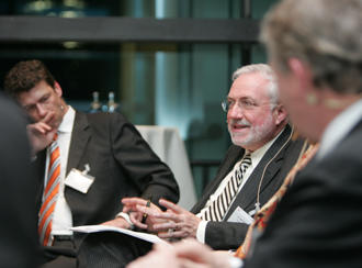 Im Funkhaus der Deutschen Welle in Bonn: Christoph Lanz (l.), Dr. Ignacio Campino, Dr. Thomas Apelt (vorn)