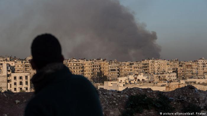 Syrien Aleppo Rauch Ruinen Menschen