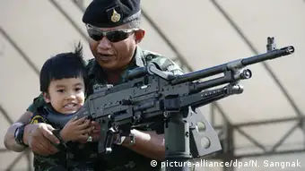 Thailand Bangkok Nationaler Kindertag Soldat Kind MG