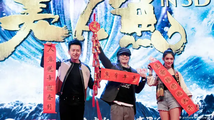 Deng Chao, Stephen Chow, Lin Yun bei einer Promotion zum Film The Mermaid (picture-alliance/dpa)