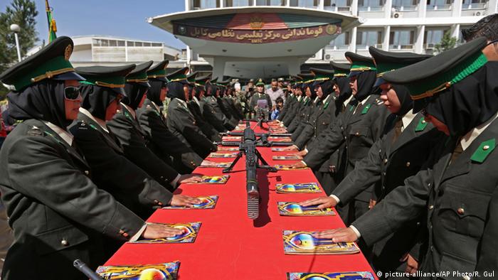 Afghanistan Militär Soldatinnen (picture-alliance/AP Photo/R. Gul)