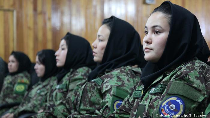 Afghanistan Militär Soldatinnen (picture-alliance/dpa/S. Sabawoon)