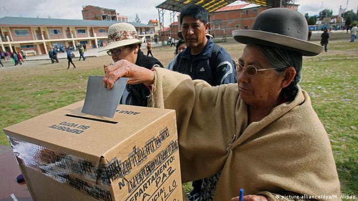 Votante en El Alto.