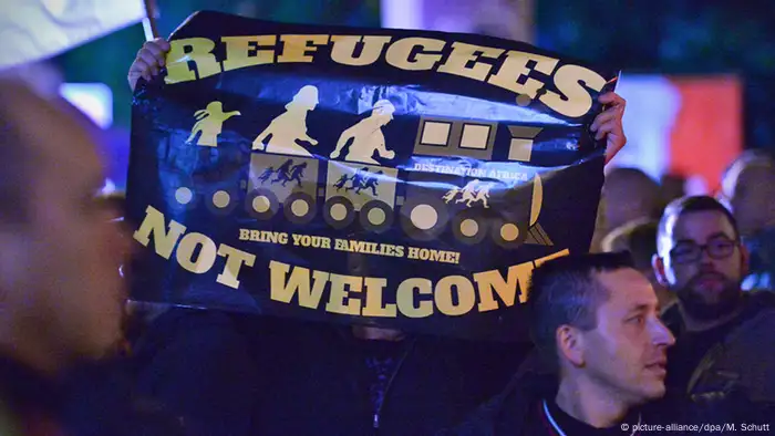 Protesters hold a Refugees not welcome sign at a demonstration in Erfurt, Germany (picture-alliance/dpa/M. Schutt)