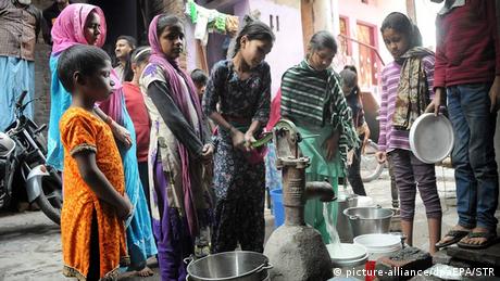 Indien Neu-Delhi Mädchen an Handpumpe Wasserversorgung (picture-alliance/dpaEPA/STR)