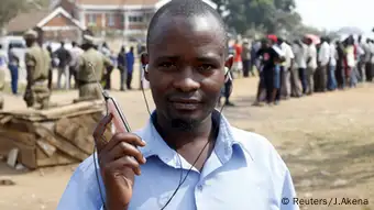 Junge Mann in Uganda mit Handy (Foto: Reuters/J.Akena)