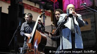 Giora Feidman mit zwei Musikern auf der Bühne
