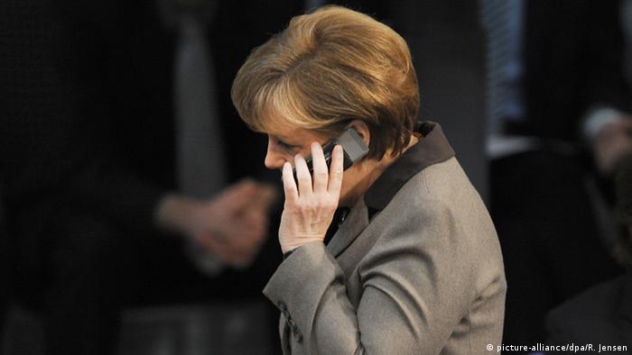 Bundeskanzlerin Angela Merkel mit Handy