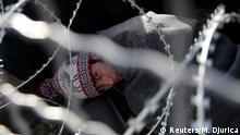 تصویر: چشمان منتظر مهاجران افغان در پشت حصار مرزی مقدونیه