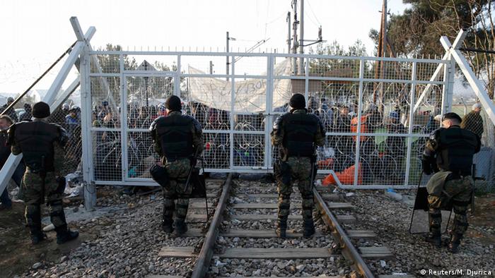 Flüchtlinge hinter einem Zaun an der griechisch-mazedonischen Grenze in Idomeni (Foto: Reuters/M. Djurica)