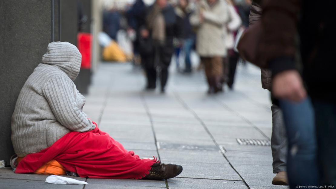 Almanya'nın Stuttgart kentinde, kaldırımda oturan bir evsiz - (11.12.2014)