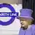 Królowa Elżbieta w czasie wizyty w londyńskim metrze