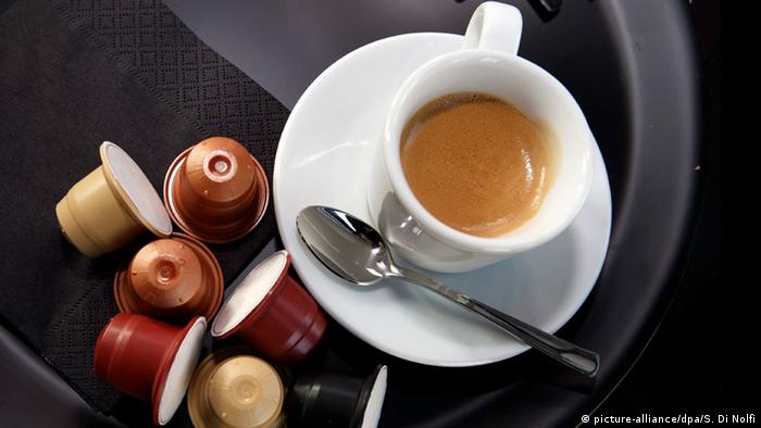 Kaffeekapseln liegen neben einer Tasse Kaffee Foto: dpa - Bildfunk+++ (c) picture-alliance/dpa/S. Di Nolfi