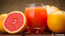 Grapefruitsaft, Stock-Foto Grapefruit juice and grapefruit fruits on a wood background citrus; food; fruit; grapefruit; background; juice; healthy; juicy; ripe; sweet; glass; diet; drink; red; refreshment; tropical; beverage; freshness; green; nature; organic; pink; section; liquid; vibrant; yellow; fresh; gourmet; leaf; natural; vegetarian; breakfast; cold; summer; wood; closeup; refreshing; ingredient; color; health; raw; half; cut; cocktail; conscious; nonalcoholic; nutrient; nutritional; tall; tasty