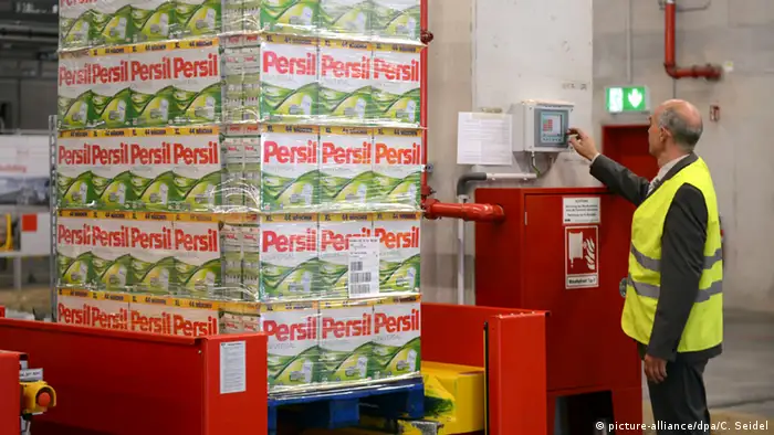 Deutschland Düsseldorf Henkel Hochregallager Persilpackungen
