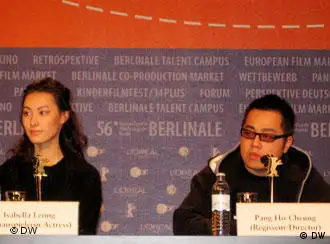 本届柏林电影节唯一华语参赛片《伊莎贝拉》导演彭浩翔（图右）和主演梁洛施在记者会上