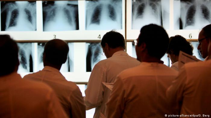 Doctors looking at X-rays (photo: picture-alliance/dpa/O. Berg)