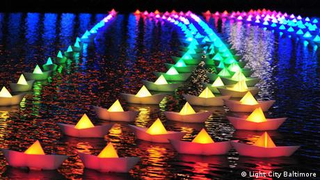 Lichtfestival Baltimore Hafen bunte Faltschiffchen