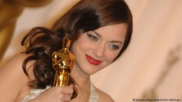 Marion Cotillard erhält den Oscar 2008 für ihre Rolle in La vie en rose (Foto: picture-alliance/dpa/Hahn-Nebinger)