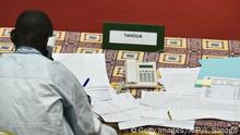 Bildunterschrift:Niger's Independant electoral Commission (CENI) members check the results of the presidential election on February 25, 2016 at the palais des congres in Niamey. Niger's incumbent President Mahamadou Issoufou enjoyed a strong lead Thursday in his quest for a second term as leader of the uranium-rich west African nation, according to partial results from elections that the opposition has slammed as rigged. / AFP / ISSOUF SANOGO (Photo credit should read ISSOUF SANOGO/AFP/Getty Images)