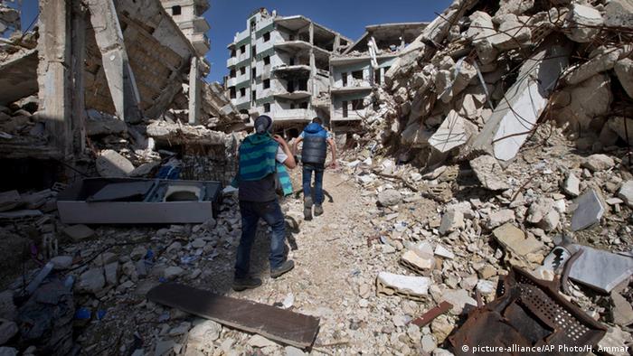 Срийские дети в Хомсе возле разрушенных домов
