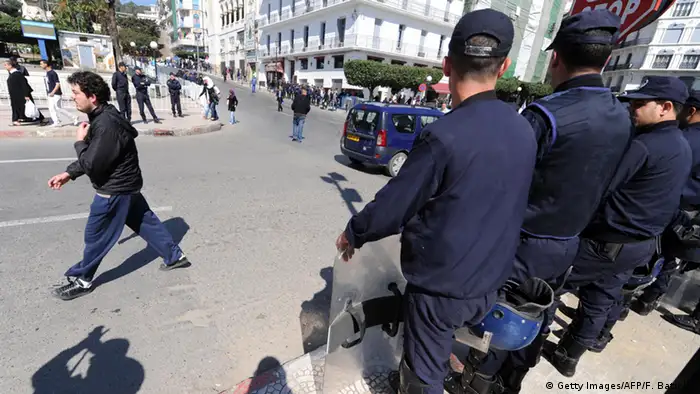 أرشيف: الشرطة في العاصمة الجزائرية 