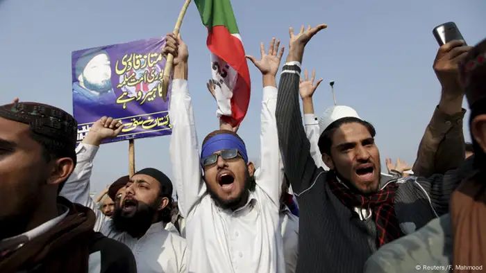 Pakistan Proteste gegen Hinrichtung von Mumtaz Qadri (Reuters/F. Mahmood)