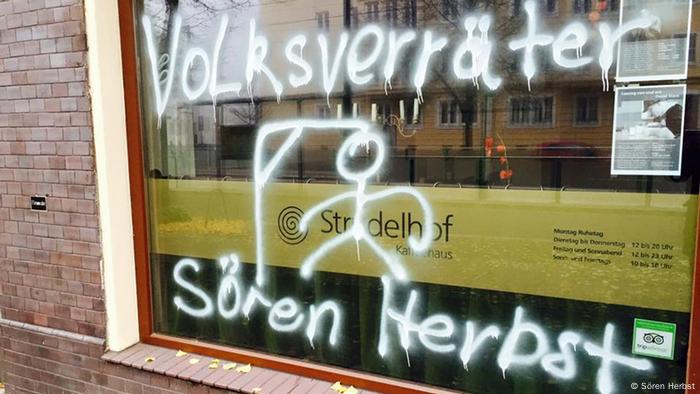 Auf einer Schaufensterscheibe ist ein Galgenmännchen aufgemalt, daneben steht: Volksverräter Sören Herbst.