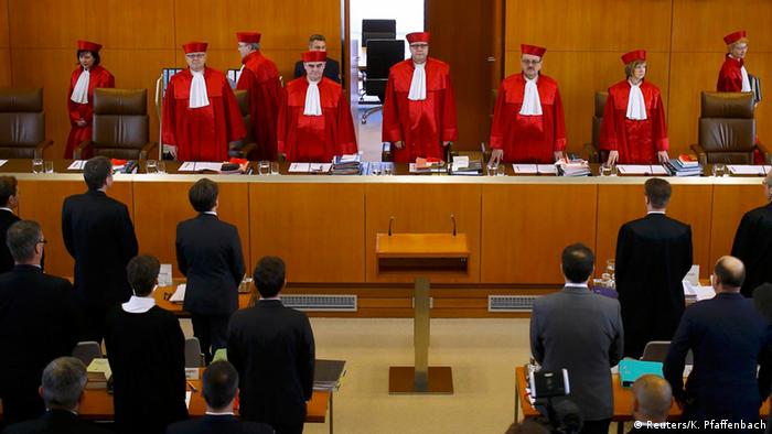 Die acht Richter des Zweiten Senats des Bundesverfassungsgerichtes entscheiden im NPD-Verbotsverfahren