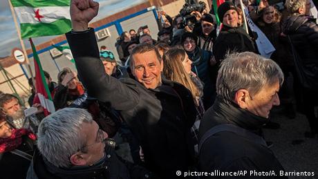 Spanien Logrono Menschen begrüßen Arnaldo Otegi Führer ETA Haftentlassung (picture-alliance/AP Photo/A. Barrientos)