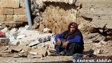 Syrien Aleppo Frau in Trümmern