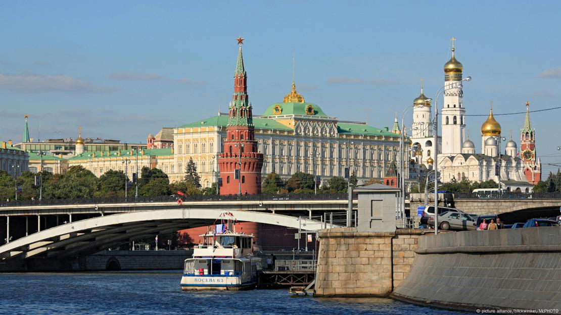 Вид на территорию и церкви московского Кремля