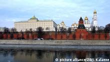 Blick auf den Moskauer Kreml am Fluss Moskwa, fotografiert am 30.11.2014 in Moskau (Russland) mit den Kuppeln mehrerer Kathedralen und der Südfassade des Großen Kremlpalastes (l). Foto: Jens Kalaene Copyright: picture alliance/ZB/J. Kalaene