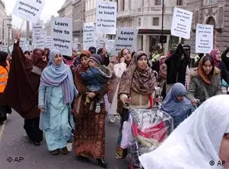 2006年2月18日，伦敦穆斯林示威抗议穆罕默德漫画