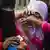 Indonesien Frauen machen ein Selfie mit dem Handy