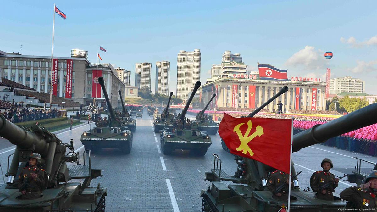 Всяка година Северна Корея демонстрира своята мощ с военен парад в столицата Пхенян. Военните паради се провеждат по традиция на юбилеи, които са важни за комунистическата страна или за династията Ким.