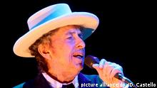 ARCHIV - Bob Dylan tritt am 13.07.2012 in Benicassim (Spanien) auf. Foto: DOMENECH CASTELLO/EFE/dpa (zu dpa Rock- und Pop-Konzerte im Juni 2015 vom 26.05.2015) +++(c) dpa - Bildfunk+++ picture alliance/dpa/D. Castello