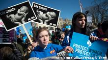 02.03.2016 *** epa05190722 Pro-life activist rally as the Supreme Court hears Whole Woman's Health v. Cole, the controversial Texas abortion access case, at the Supreme Court on Capitol Hill in Washington, DC, USA, 02 March 2016. The laws seeks to limit access to abortions by requiring that doctors have admitting privileges at local hospitals and clinics upgrade their facilities to hospital-like standards. EPA/SHAWN THEW +++(c) dpa - Bildfunk+++ picture-alliance/dpa/S. Thew