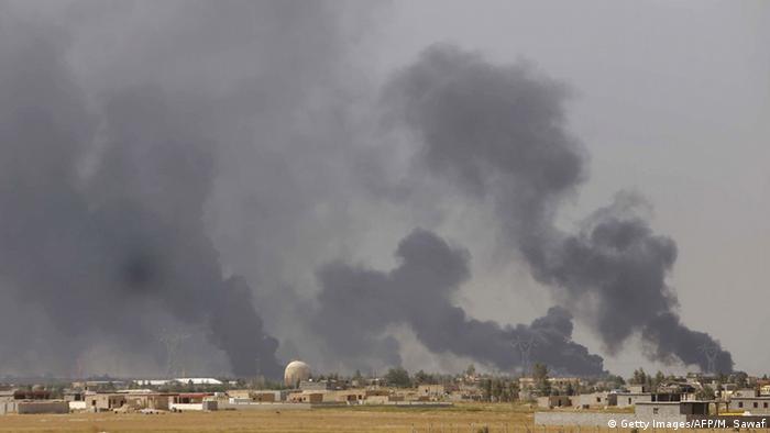 Irak Rauch über der umkämpften Stadt Baidschi