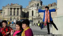 Bildunterschrift:PARIS, FRANCE - NOVEMBER 15: Chinese tourists pose for a picture with Versailles castle in the background on November 15, 2015 in Paris, France. As France observes three days of national mourning members of the public continue to pay tribute to the victims of Friday's deadly attacks. A special service for the families of the victims and survivors is to be held at Paris's Notre Dame Cathedral later on Sunday. (Photo by Pascal Le Segretain/Getty Images) Copyright: Getty Images/P. Le Segretain
